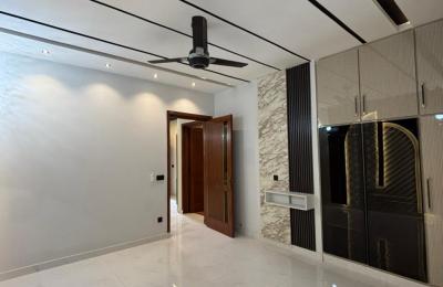 10 Marla House Available For Sale In Central Park
